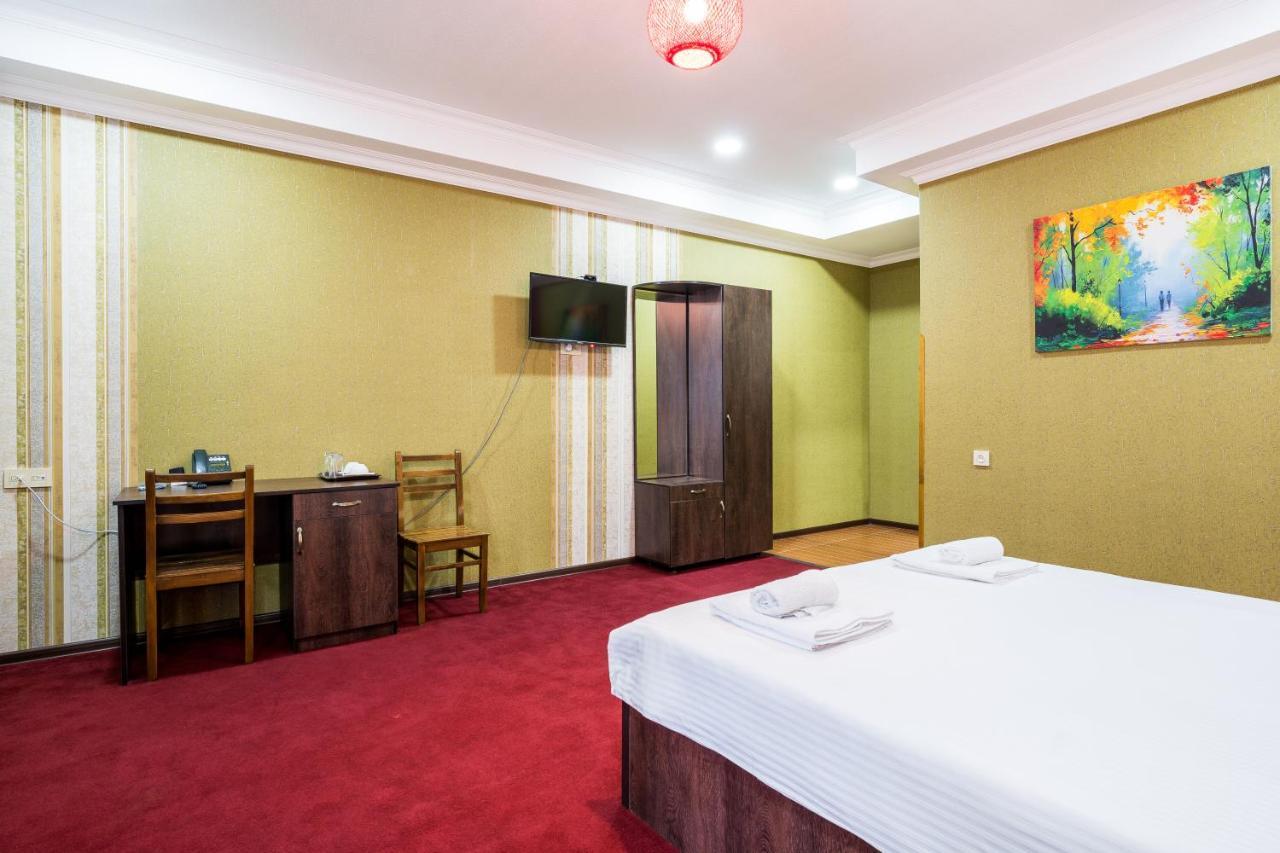 Georgian House Hotell Kutaisi Eksteriør bilde