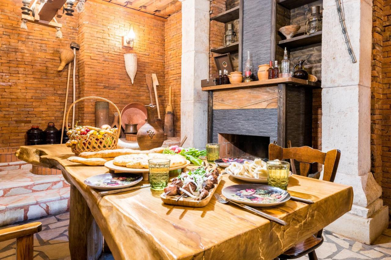 Georgian House Hotell Kutaisi Eksteriør bilde
